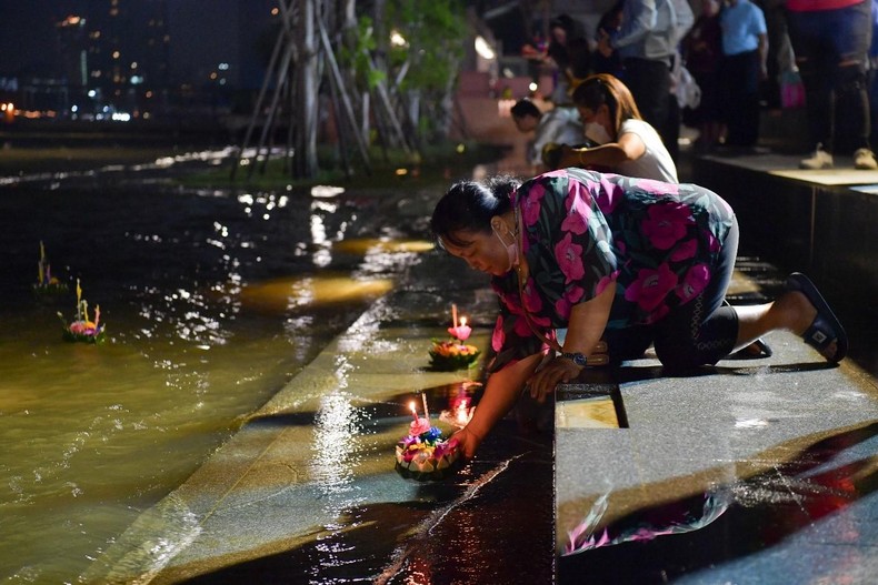 Lung linh lễ hội thả đèn hoa đăng Loy Krathong ở Thái Lan ảnh 8