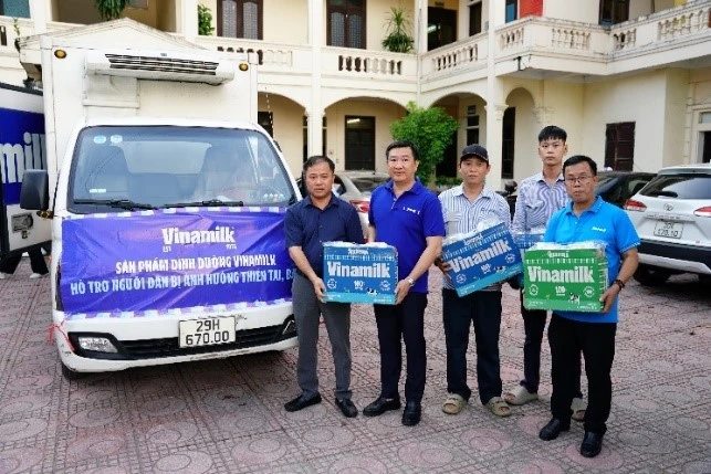 Vinamilk hỗ trợ sữa, nước và nhiều quà tặng cho người dân vùng ngập lụt ngoại thành Hà Nội ảnh 1