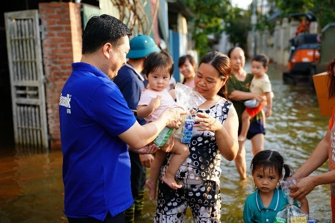 Vinamilk hỗ trợ sữa, nước và nhiều quà tặng cho người dân vùng ngập lụt ngoại thành Hà Nội ảnh 2