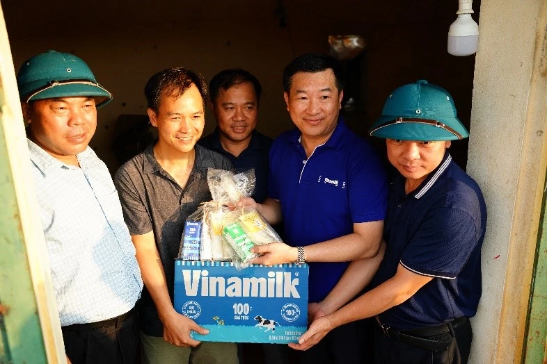 Vinamilk hỗ trợ sữa, nước và nhiều quà tặng cho người dân vùng ngập lụt ngoại thành Hà Nội ảnh 4