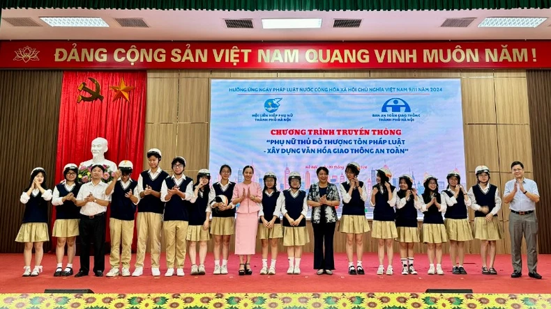 Phụ nữ Thủ đô xây dựng văn hóa giao thông an toàn ảnh 2