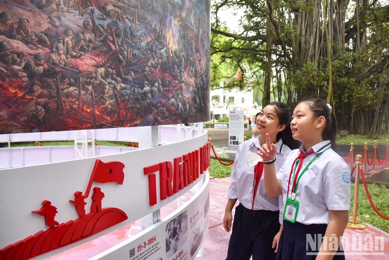 Triển lãm tranh panorama Chiến dịch Điện Biên Phủ: Lan tỏa tình yêu lịch sử đất nước ảnh 1