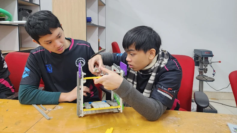 Học sinh Hà Nội tham dự giải vô địch Robotics lớn nhất thế giới ảnh 3