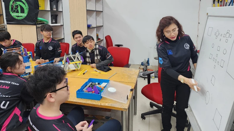 Học sinh Hà Nội tham dự giải vô địch Robotics lớn nhất thế giới ảnh 1