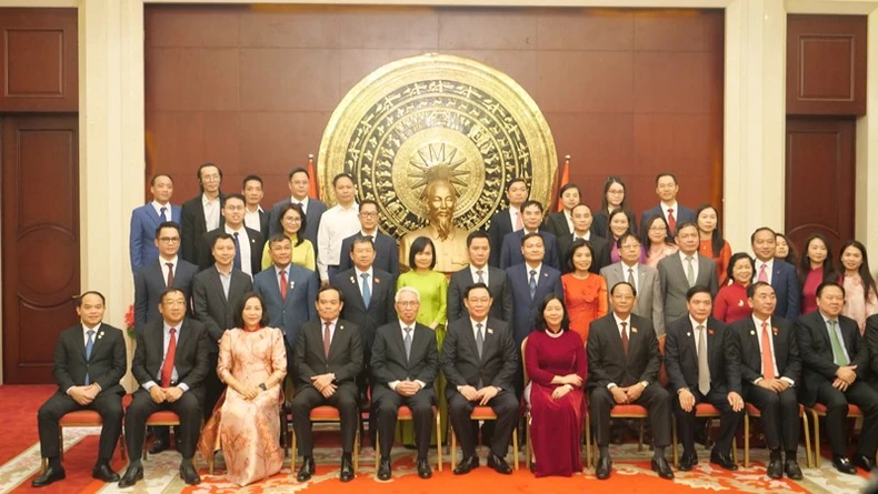 Chủ tịch Quốc hội Vương Đình Huệ gặp mặt cộng đồng người Việt Nam tại Trung Quốc ảnh 2