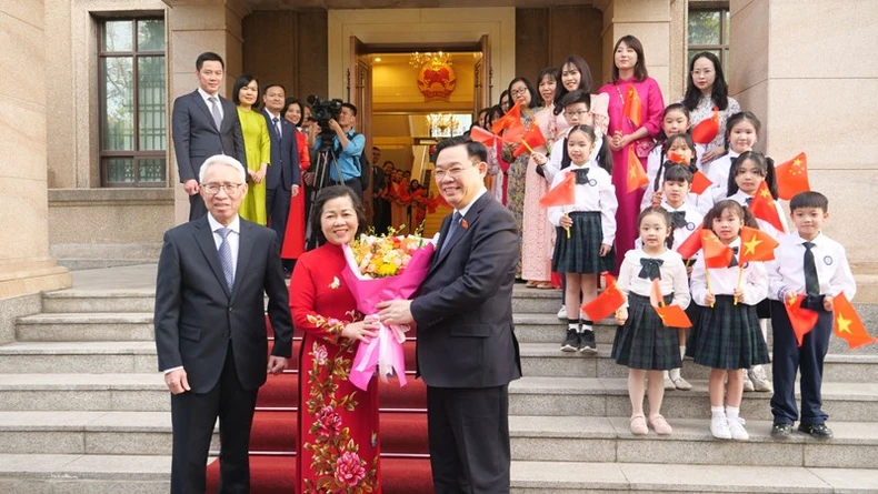 Chủ tịch Quốc hội Vương Đình Huệ gặp mặt cộng đồng người Việt Nam tại Trung Quốc ảnh 3