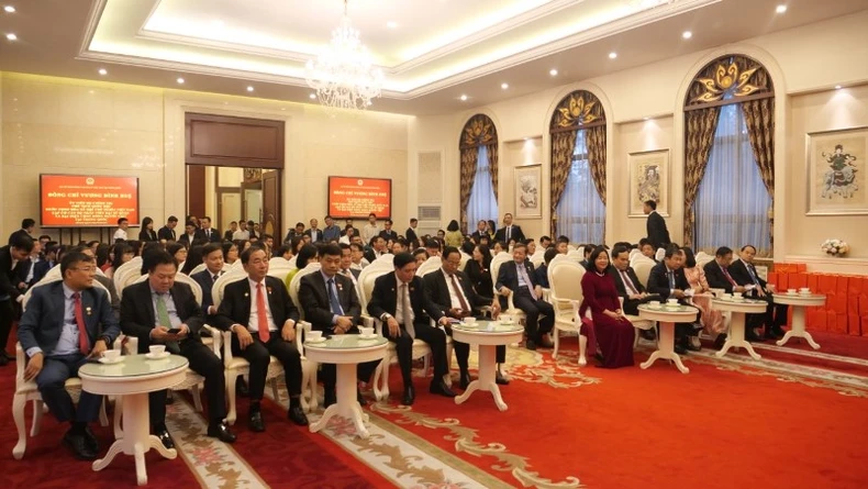Chủ tịch Quốc hội Vương Đình Huệ gặp mặt cộng đồng người Việt Nam tại Trung Quốc ảnh 1