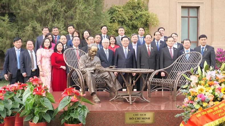 Chủ tịch Quốc hội Vương Đình Huệ gặp mặt cộng đồng người Việt Nam tại Trung Quốc ảnh 4
