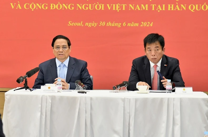 Thủ tướng Phạm Minh Chính gặp gỡ cán bộ, nhân viên Đại sứ quán, cộng đồng người Việt Nam tại Hàn Quốc ảnh 3
