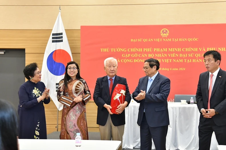 Thủ tướng Phạm Minh Chính gặp gỡ cán bộ, nhân viên Đại sứ quán, cộng đồng người Việt Nam tại Hàn Quốc ảnh 4
