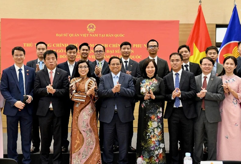 Thủ tướng Phạm Minh Chính gặp gỡ cán bộ, nhân viên Đại sứ quán, cộng đồng người Việt Nam tại Hàn Quốc ảnh 6