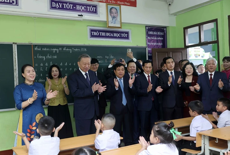 Mỗi thầy, cô giáo là người truyền cảm hứng, lòng yêu nước tới các em học sinh ảnh 2