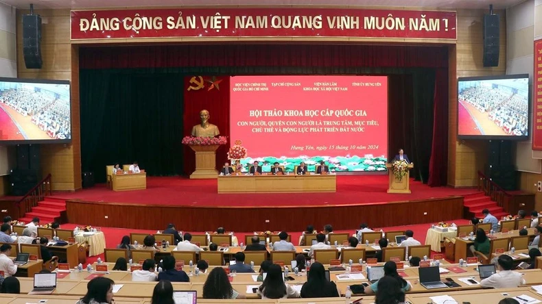 Con người, quyền con người là trung tâm, chủ thể, mục tiêu, động lực phát triển đất nước ảnh 1