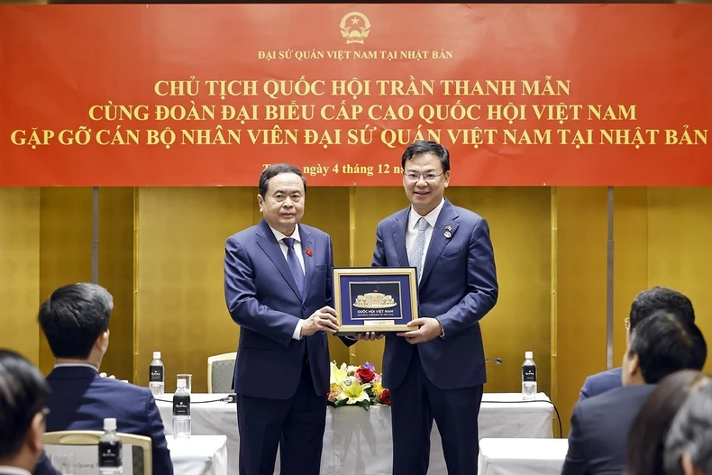 Chủ tịch Quốc hội gặp gỡ cán bộ, nhân viên Đại sứ quán Việt Nam tại Nhật Bản ảnh 4