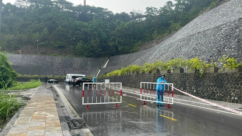 Thành phố Hạ Long di dời nhiều hộ dân ra khỏi vùng sạt lở do mưa lớn kéo dài ảnh 6