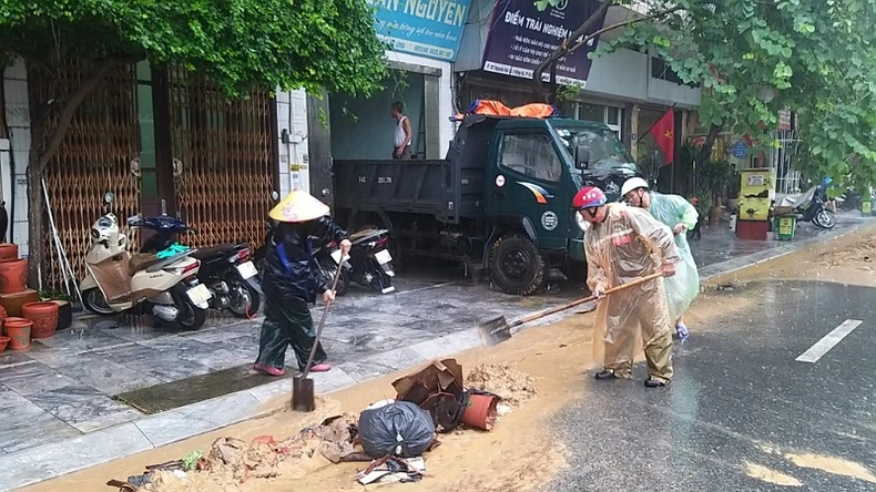 Thành phố Hạ Long di dời nhiều hộ dân ra khỏi vùng sạt lở do mưa lớn kéo dài ảnh 2