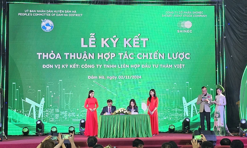 Lễ ký kết thoả thuận hợp tác chiến lược giữa các đơn vị xúc tiến đầu tư tại hội nghị.