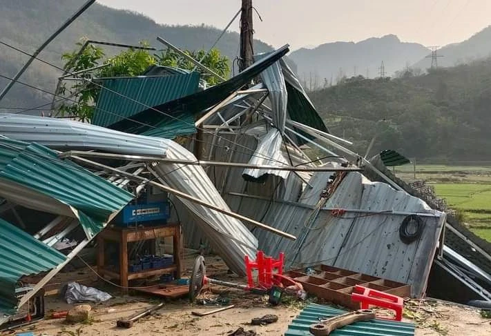 337 ngôi nhà ở Sơn La bị tốc mái, đổ sập do gió lốc ảnh 4