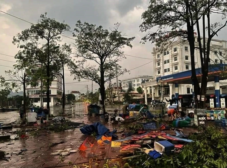 337 ngôi nhà ở Sơn La bị tốc mái, đổ sập do gió lốc ảnh 1
