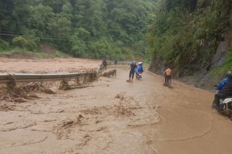 Mưa lớn kéo dài, giao thông ở Sơn La tiềm ẩn nhiều nguy hiểm ảnh 1