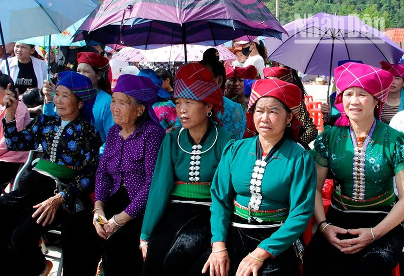 Đông đảo người dân trong và ngoài huyện đã đến tham dự Lễ hội mừng cơm mới tại xã Ngọc Chiến, huyện Mường La.