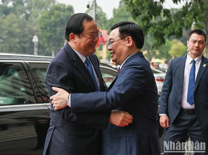 [Ảnh] Chủ tịch Quốc hội Vương Đình Huệ hội kiến Thủ tướng Lào Sonexay Siphandone ảnh 1