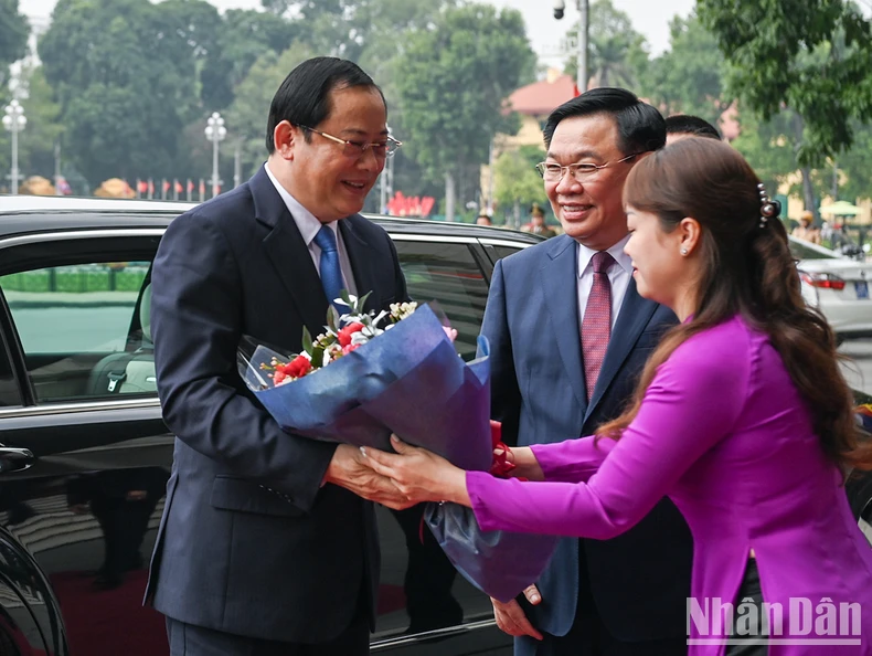 [Ảnh] Chủ tịch Quốc hội Vương Đình Huệ hội kiến Thủ tướng Lào Sonexay Siphandone ảnh 2