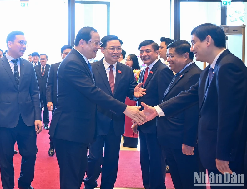 [Ảnh] Chủ tịch Quốc hội Vương Đình Huệ hội kiến Thủ tướng Lào Sonexay Siphandone ảnh 3