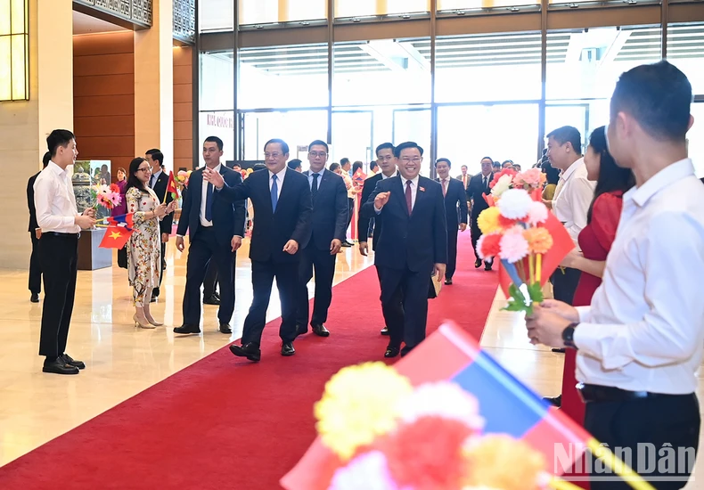 [Ảnh] Chủ tịch Quốc hội Vương Đình Huệ hội kiến Thủ tướng Lào Sonexay Siphandone ảnh 4