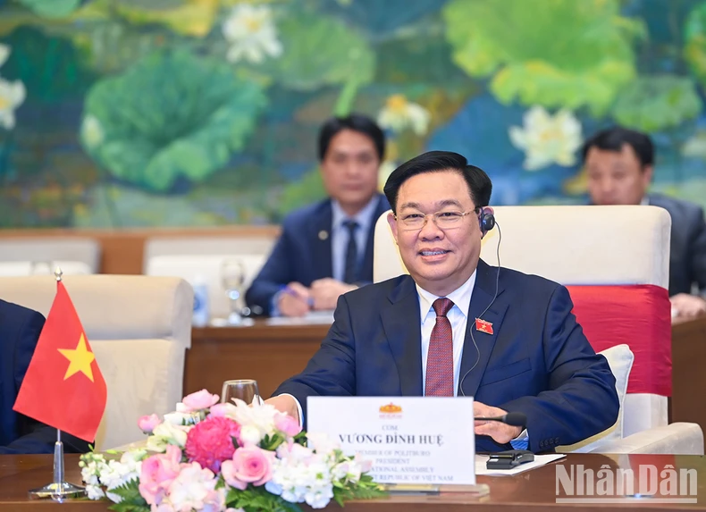 [Ảnh] Chủ tịch Quốc hội Vương Đình Huệ hội kiến Thủ tướng Lào Sonexay Siphandone ảnh 7