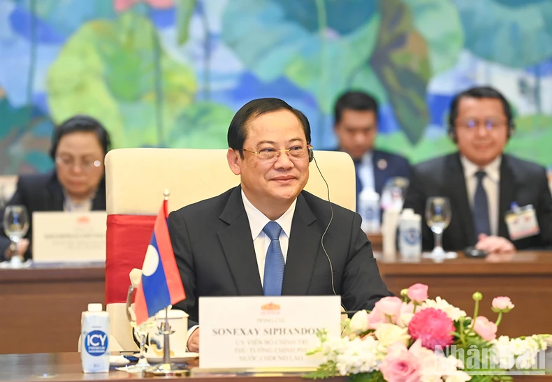 [Ảnh] Chủ tịch Quốc hội Vương Đình Huệ hội kiến Thủ tướng Lào Sonexay Siphandone ảnh 8