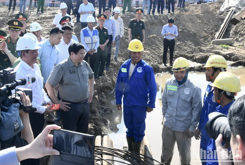 Thủ tướng Phạm Minh Chính kiểm tra thi công dự án đường Vành đai 3 Thành phố Hồ Chí Minh ảnh 5