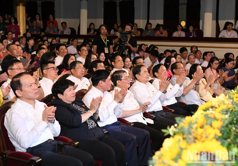 Chủ tịch Quốc hội Trần Thanh Mẫn dự Chương trình nghệ thuật đặc biệt “Nắng Ba Đình” ảnh 1