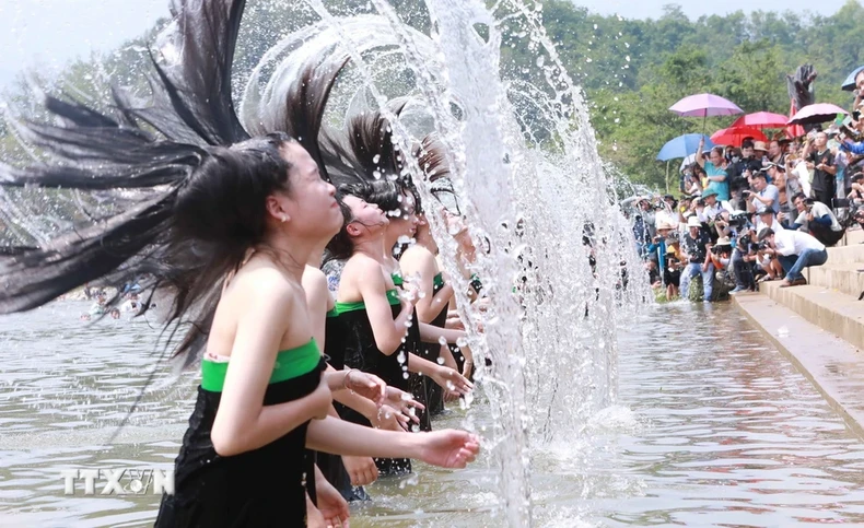 Lai Châu: Ngắm tục gội đầu của các cô gái người Thái trắng ở Phong Thổ ảnh 5