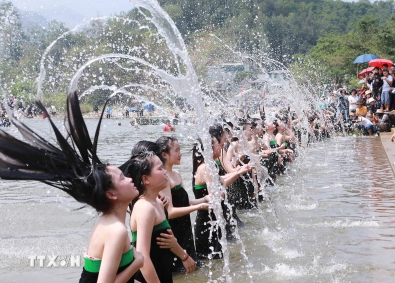 Lai Châu: Ngắm tục gội đầu của các cô gái người Thái trắng ở Phong Thổ ảnh 6