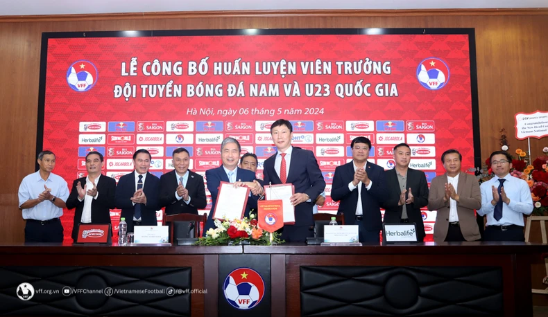 Ông Kim Sang-sik chính thức đảm nhiệm vị trí huấn luyện viên trưởng đội tuyển Việt Nam và U23 ảnh 1