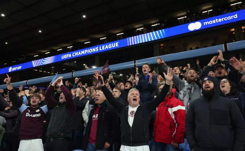 Người hâm mộ Aston Villa phấn khích khi Duran ghi bàn. (Ảnh: Getty Images)