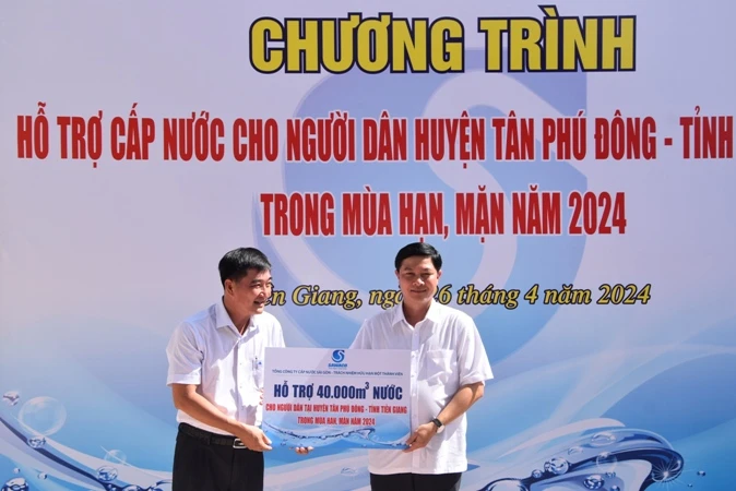 Tổng Công ty Cấp nước Sài Gòn hỗ trợ nước sạch cho bà con huyện Tân Phú Đông ảnh 1