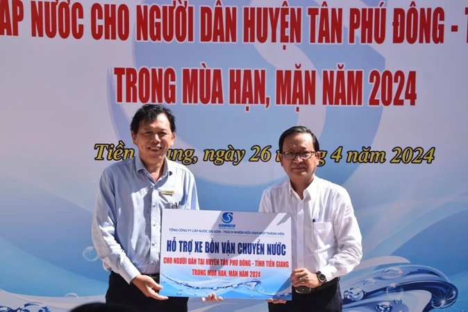 Tổng Công ty Cấp nước Sài Gòn hỗ trợ nước sạch cho bà con huyện Tân Phú Đông ảnh 2