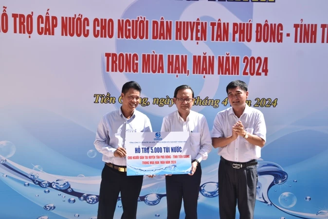 Tổng Công ty Cấp nước Sài Gòn hỗ trợ nước sạch cho bà con huyện Tân Phú Đông ảnh 3