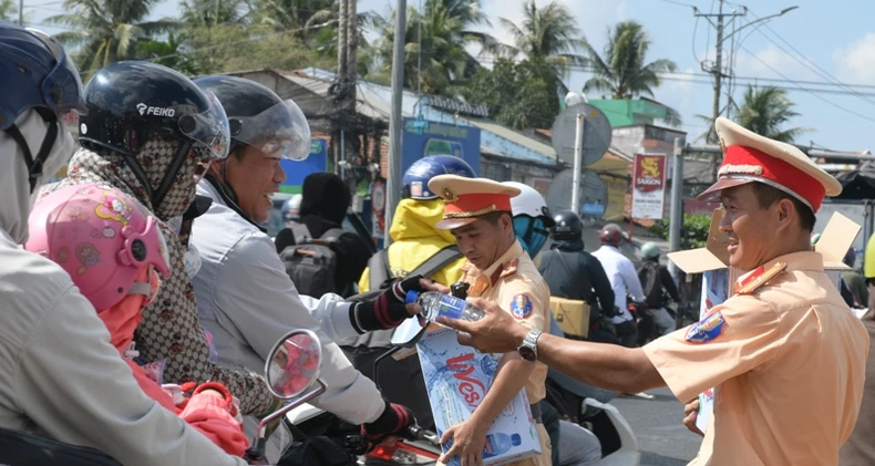 Công an Tiền Giang tặng nước uống cho người dân về quê nghỉ lễ ảnh 1