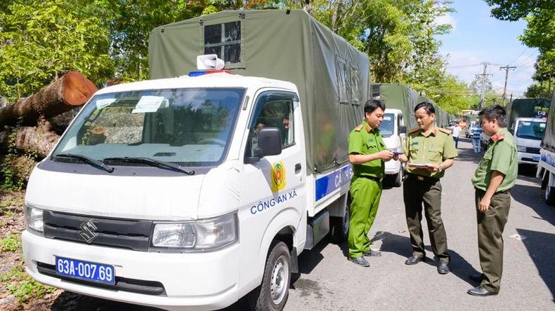 Bàn giao xe ô-tô cho Công an xã phục vụ công tác tuần tra, giữ gìn an ninh trật tự trên địa bàn tỉnh Tiền Giang.