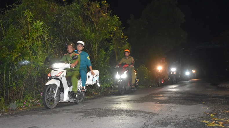 Công an xã Mỹ Hạnh Đông, thị xã Cai Lậy, tỉnh Tiền Giang tuần tra, kiểm soát nhằm bảo vệ bình yên cho nhân dân.