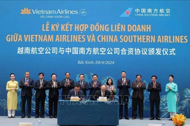 Chủ tịch Quốc hội Vương Đình Huệ dự kỷ niệm 30 năm đường bay Việt Nam-Trung Quốc ảnh 3