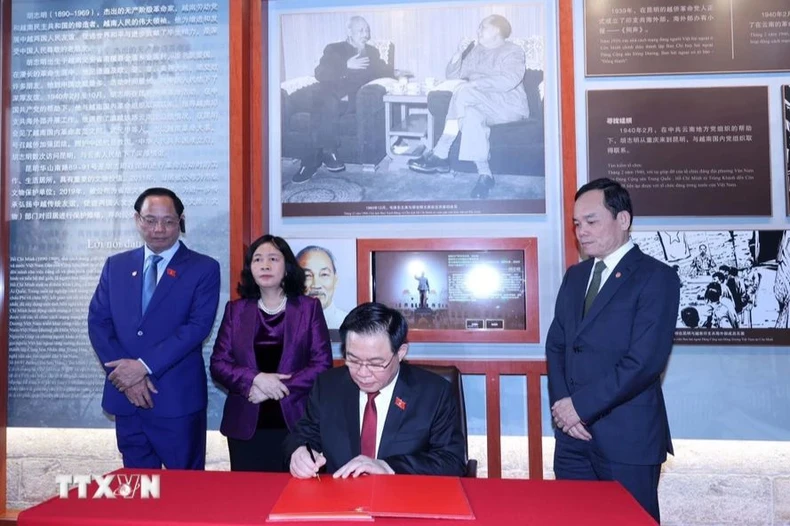 Chủ tịch Quốc hội Vương Đình Huệ thăm Khu di tích lịch sử Chủ tịch Hồ Chí Minh tại Côn Minh ảnh 1