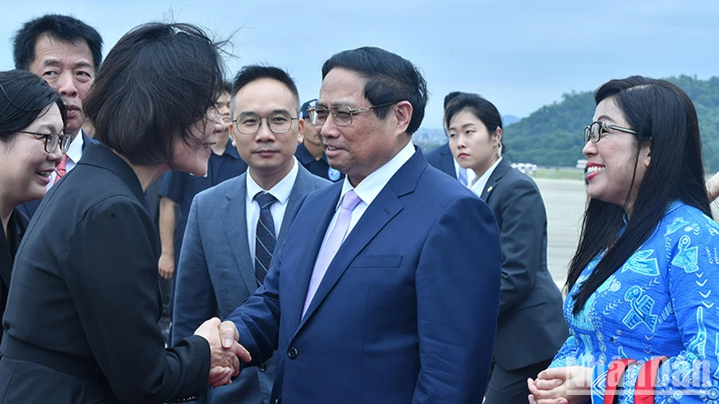 Thủ tướng Phạm Minh Chính và Phu nhân tới Thủ đô Seoul bắt đầu thăm chính thức Hàn Quốc ảnh 2