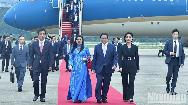Thủ tướng Phạm Minh Chính và Phu nhân tới Thủ đô Seoul bắt đầu thăm chính thức Hàn Quốc ảnh 3
