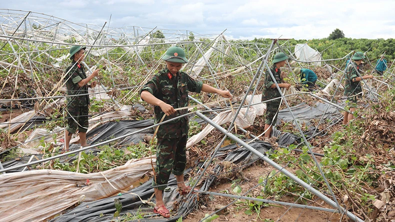 Lực lượng quân đội giúp người dân ở Bắc Giang khắc phục hậu quả sau bão số 3.