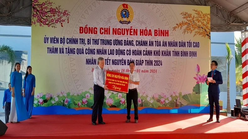 Đồng chí Nguyễn Hòa Bình thăm, tặng quà Tết tại tỉnh Bình Định ảnh 1