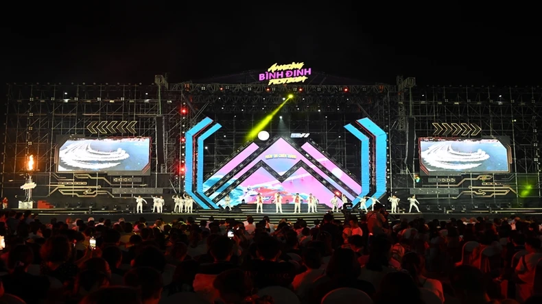 Bùng nổ đêm khai mạc Amazing Bình Định Fest 2024 ảnh 4